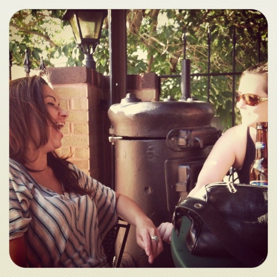 6/17/2012にDarren B.がCharlie Brown&#39;s Bar &amp; Grillで撮った写真