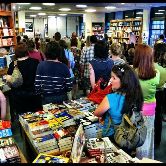 Снимок сделан в Book Passage Bookstore пользователем Nicholas C. 4/21/2012