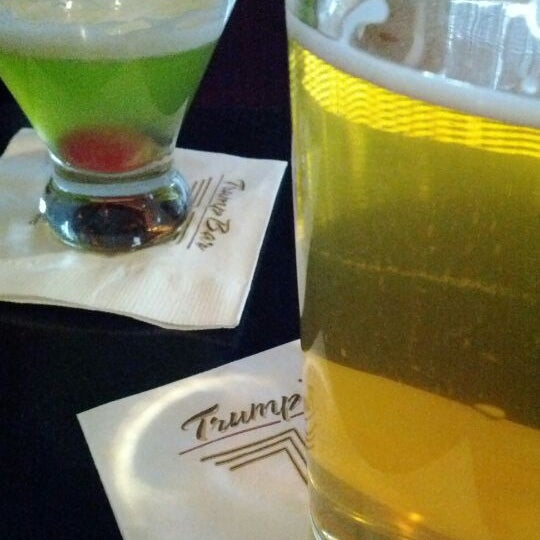 Foto tirada no(a) Trump Bar por Jim S. em 4/13/2012