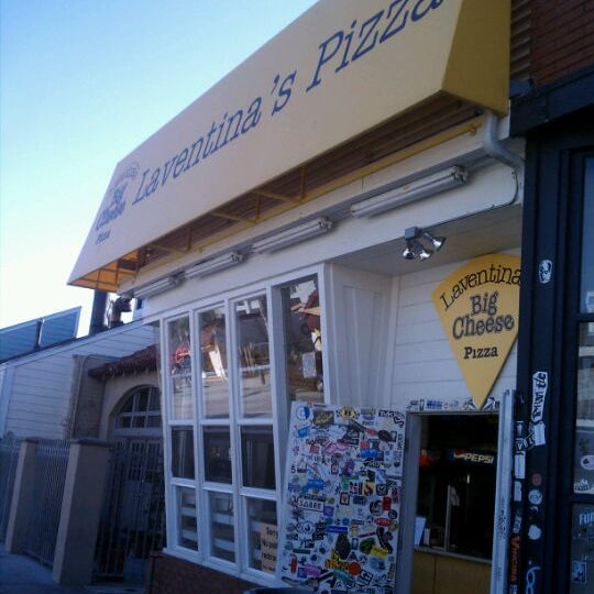 รูปภาพถ่ายที่ Laventina&#39;s Big Cheese Pizza โดย Dan M. เมื่อ 2/11/2012