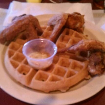 5/24/2012에 Tim M.님이 Maxine&#39;s Chicken &amp; Waffles에서 찍은 사진