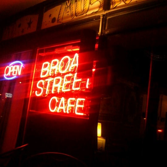 Das Foto wurde bei Broad Street Cafe von Kingston C. am 7/4/2012 aufgenommen