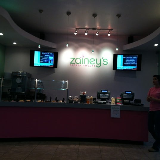 Foto diambil di Zainey&#39;s Frozen Yogurt oleh Joy B. pada 2/12/2012