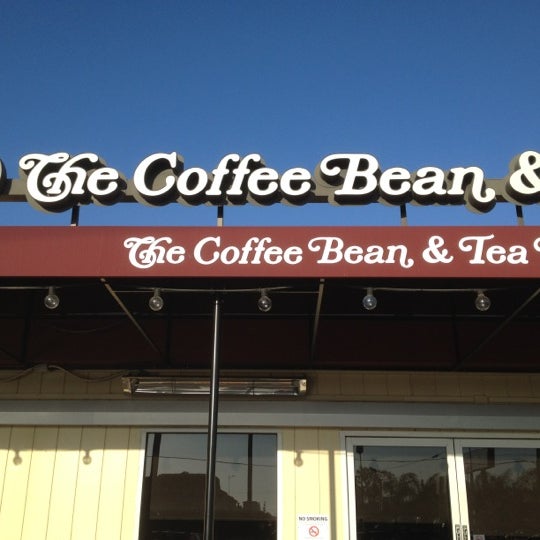 Photo prise au The Coffee Bean &amp; Tea Leaf par Todd M. le3/14/2012