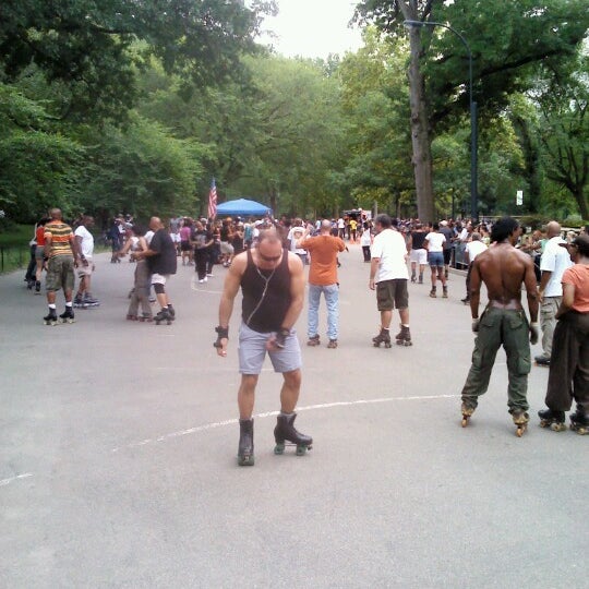 Foto tomada en Central Park Dance Skaters Association (CPDSA) — Free Roller Skating Rink  por Martin N. el 8/20/2012