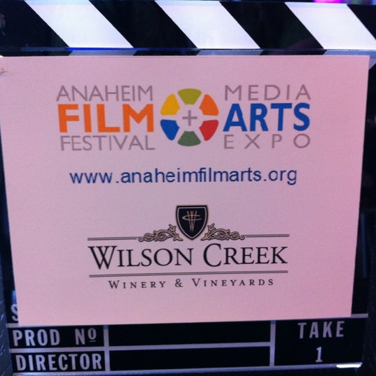 6/8/2012 tarihinde Debbie M.ziyaretçi tarafından UltraLuxe Anaheim Cinemas at GardenWalk'de çekilen fotoğraf