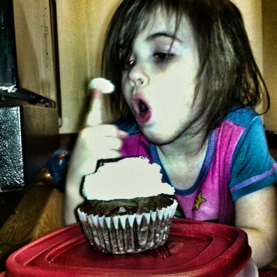 Das Foto wurde bei Pandora&#39;s Cupcakes von Daniel S. am 3/21/2012 aufgenommen