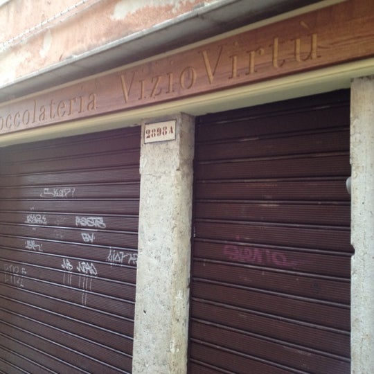 รูปภาพถ่ายที่ VizioVirtù Cioccolateria โดย Godo C. เมื่อ 9/2/2012