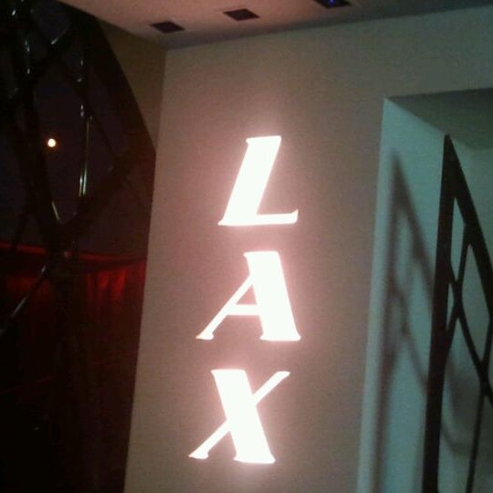 Foto tirada no(a) LAX Nightclub por Aloun S. em 4/21/2012