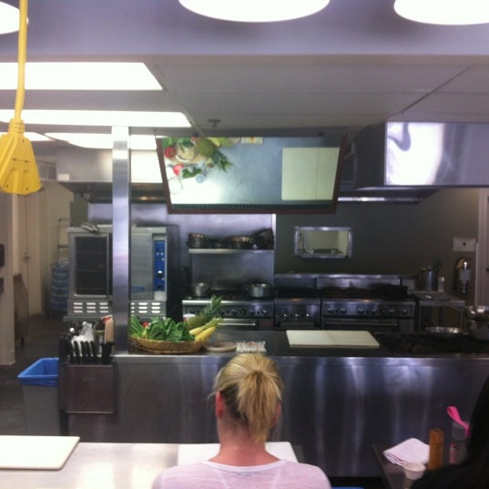 รูปภาพถ่ายที่ New School of Cooking โดย Chris C. เมื่อ 7/14/2012