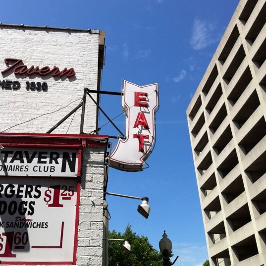 รูปภาพถ่ายที่ Texas Tavern โดย Ron R. เมื่อ 4/21/2012