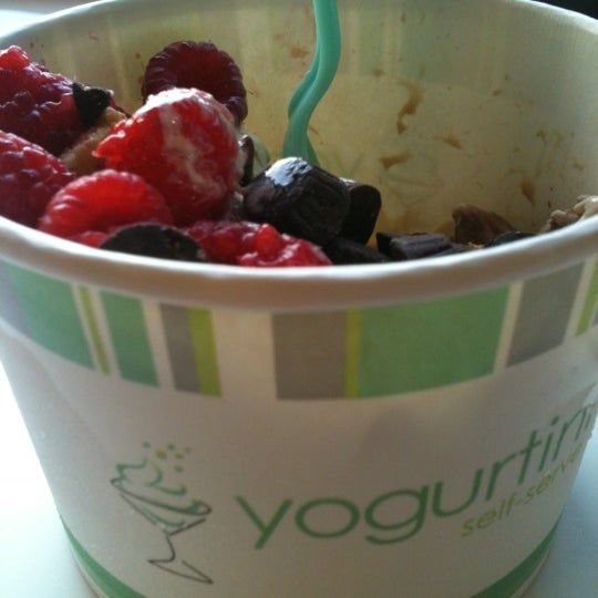 รูปภาพถ่ายที่ Yogurtini โดย Angela P. เมื่อ 6/26/2012