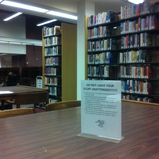2/29/2012 tarihinde Sean K.ziyaretçi tarafından DVC Library'de çekilen fotoğraf
