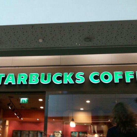 Photo taken at Starbucks by Júlio Q. on 4/21/2012