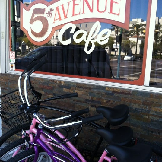 Foto tirada no(a) 5th Avenue Cafe por Steven G. em 2/26/2012