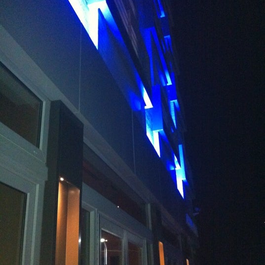 Foto scattata a Londa Lounge at Allegria Hotel da Gustavo C. il 7/22/2012