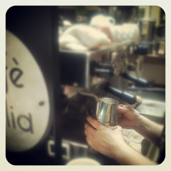 Foto tirada no(a) Caffe Delia por Eric &#39;Otis&#39; S. em 5/17/2012