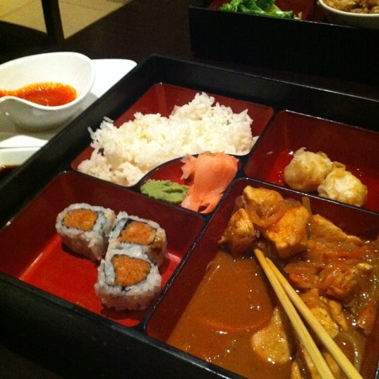 Foto diambil di Sakura Garden Japanese Steakhouse -South Windsor oleh Brandon F. pada 3/14/2012