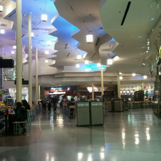 รูปภาพถ่ายที่ Triangle Town Center Mall โดย Heisenberg เมื่อ 2/12/2012