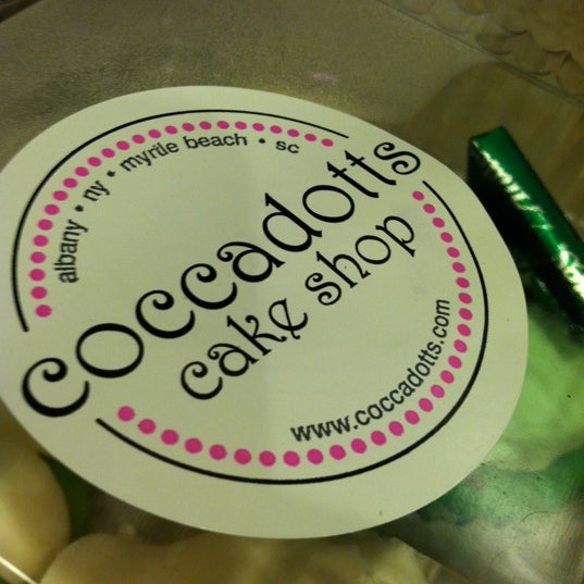 รูปภาพถ่ายที่ Coccadotts Cake Shop โดย Darla S. เมื่อ 3/21/2012