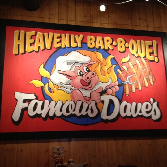 รูปภาพถ่ายที่ Famous Dave&#39;s โดย Rachael B. เมื่อ 6/20/2012