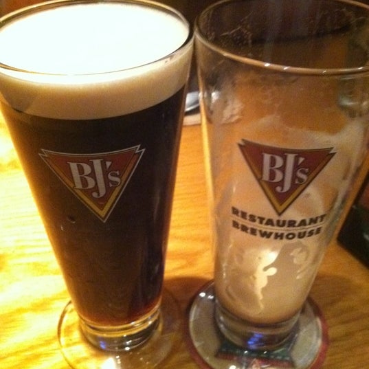 Photo taken at BJ&#39;s Restaurant &amp; Brewhouse by Mikey Ariel B. on 3/22/2012