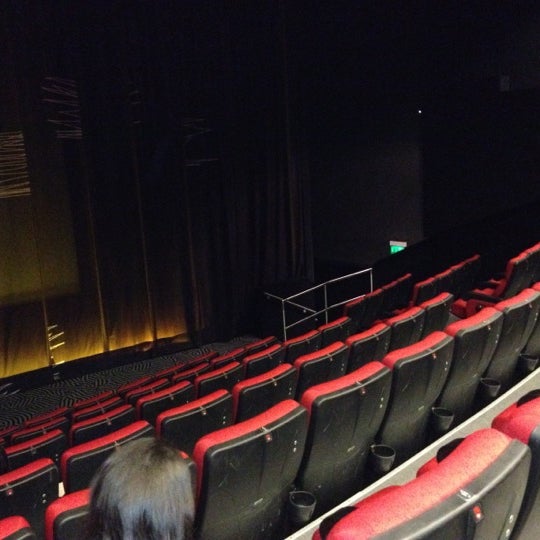 oakland mall movie theater