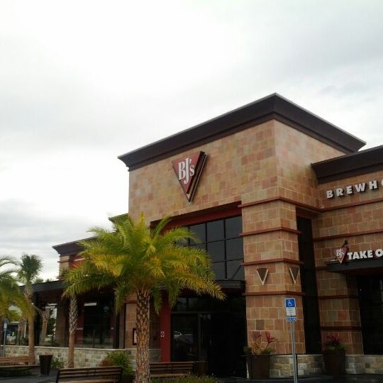 Photo taken at BJ&#39;s Restaurant &amp; Brewhouse by Jerry S. on 2/26/2012