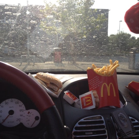 รูปภาพถ่ายที่ McDonald&#39;s โดย Chrissy M. เมื่อ 8/20/2012
