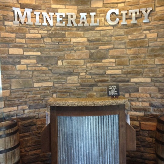 Foto diambil di Mineral City Mill &amp; Grill oleh Chris H. pada 4/14/2012