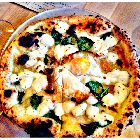 Foto tirada no(a) Burrata Wood Fired Pizza por Casie em 4/22/2012