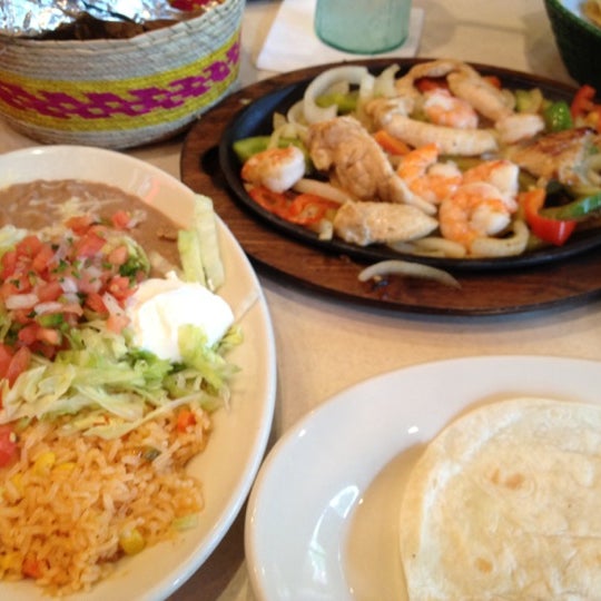 Foto diambil di La Parrilla Mexican Restaurant oleh Joe S. pada 7/13/2012
