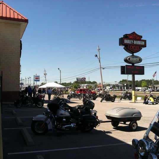 Das Foto wurde bei Harley-Davidson of Pensacola von Lisa H. am 4/7/2012 aufgenommen