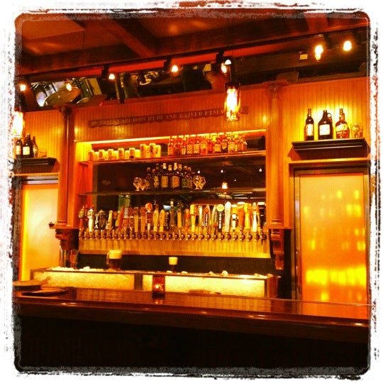 Foto tirada no(a) Ernie&#39;s Bar &amp; Pizza por Paula B. em 6/4/2012