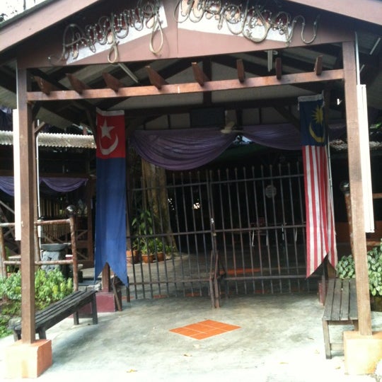Photo taken at Restoran Anjung Warisan (Tree Top) by Zam azlen M. on 7/2/2012