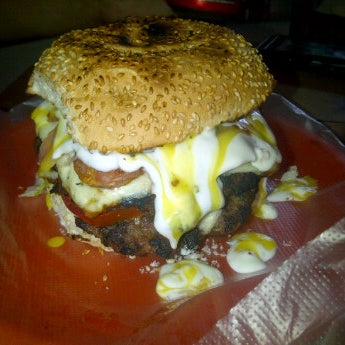 Foto tirada no(a) Grill &amp; Burger por Julieta G. em 3/14/2012