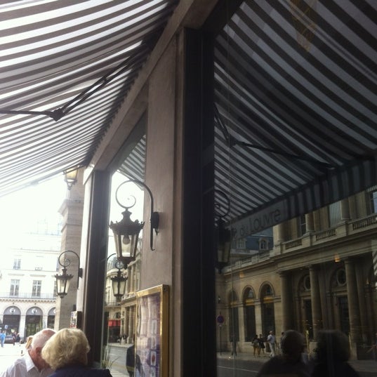 Снимок сделан в La Brasserie du Louvre пользователем Nino N. 8/5/2012
