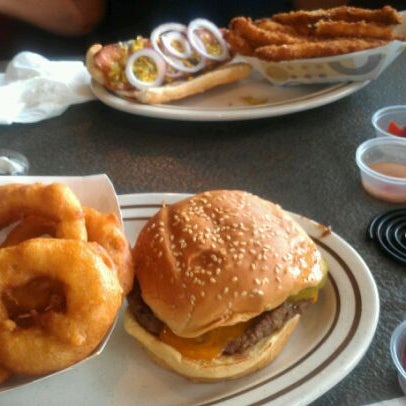 2/7/2012にStacy L.がCG Burgersで撮った写真