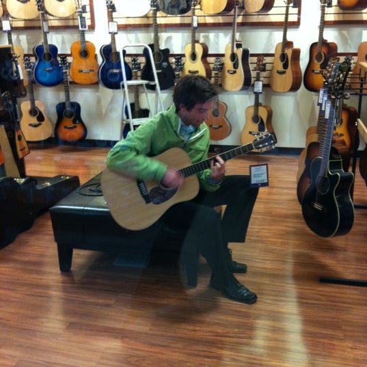 Das Foto wurde bei Long &amp; McQuade Musical Instruments von Wayne H. am 4/10/2012 aufgenommen