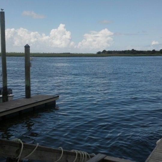 7/15/2012 tarihinde Michelle P.ziyaretçi tarafından Yacht Basin Eatery'de çekilen fotoğraf