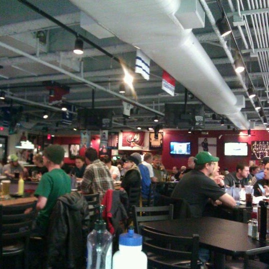 2/24/2012 tarihinde Tony V.ziyaretçi tarafından Bender&#39;s Bar &amp; Grill'de çekilen fotoğraf