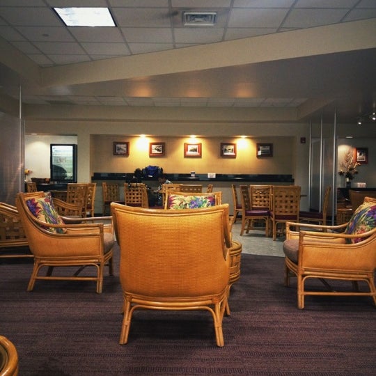 Hawaiian Airlines Premier Club Airport Lounge in Honolulu