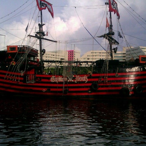 8/15/2012 tarihinde Dee S.ziyaretçi tarafından Captain Hook Pirate Ship'de çekilen fotoğraf