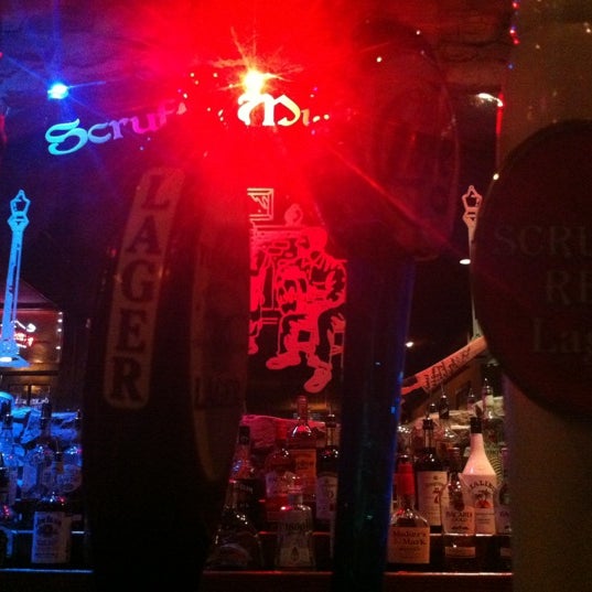 รูปภาพถ่ายที่ Scruffy Murphy&#39;s Irish Pub โดย Gary H. เมื่อ 4/16/2012