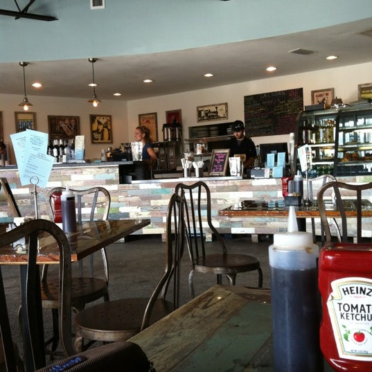 รูปภาพถ่ายที่ Café Eleven โดย Craig B. เมื่อ 4/15/2012