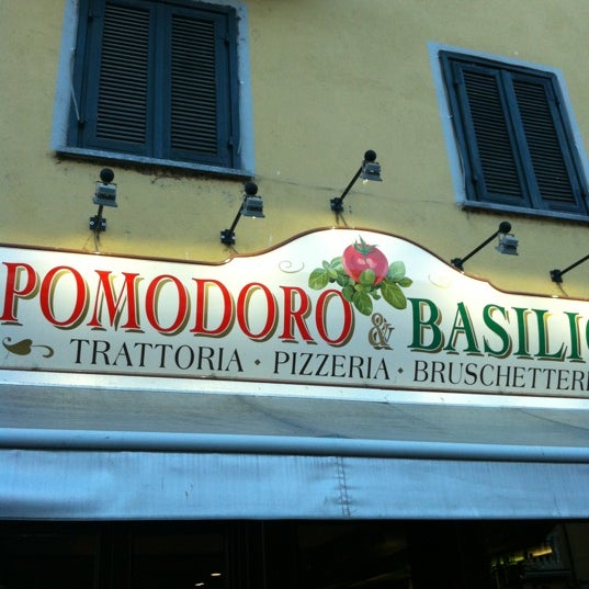 รูปภาพถ่ายที่ Pomodoro &amp; Basilico โดย Sandra t. เมื่อ 7/15/2012