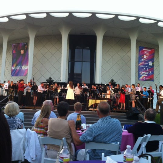 Foto tirada no(a) Beckman Auditorium por Michele J. em 7/15/2012