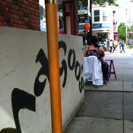 Foto tomada en Magoo&#39;s Pub &amp; Eatery  por Julia R. el 5/5/2012