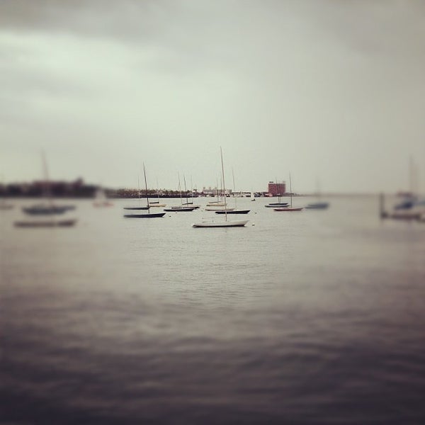 8/18/2012 tarihinde Ryan K.ziyaretçi tarafından Boston Sailing Center'de çekilen fotoğraf