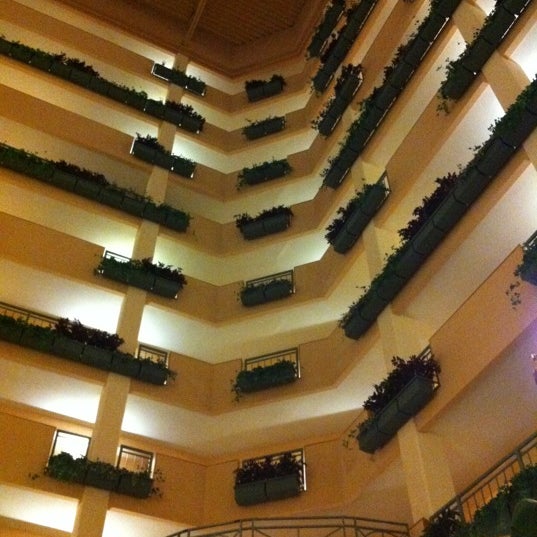 Foto diambil di Embassy Suites by Hilton oleh Alavia pada 7/8/2012